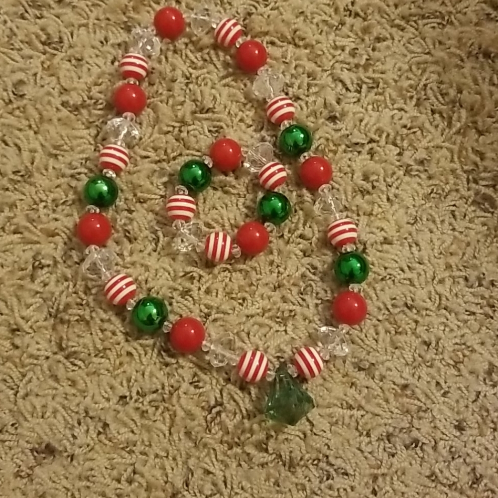 Girls Christmas bead necklace and bracelet set NEW